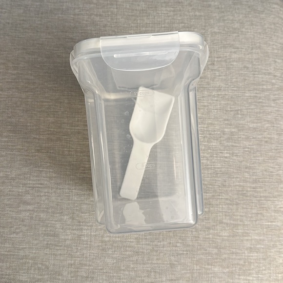 🥣 Frigidaire Lock Top Cereal Holder - Picture 3 of 10